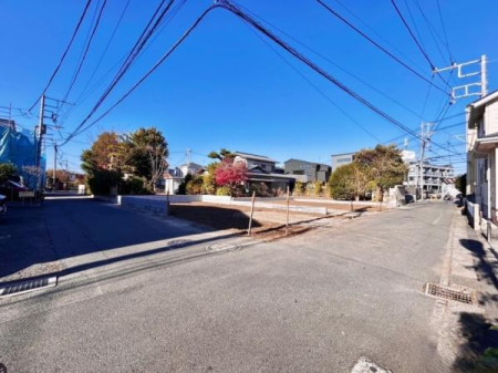 �_�ސ쌧������s�~���̐V�z��ˌ��Ă̑O�ʓ��H�܂ތ��n�ʐ^