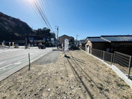 �_�ސ쌧���q�s�����q1���ڂ̐V�z��ˌ��Ă̑O�ʓ��H�܂ތ��n�ʐ^