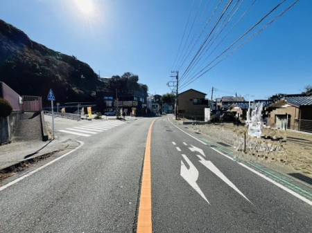 �_�ސ쌧���q�s�����q1���ڂ̐V�z��ˌ��Ă̑O�ʓ��H�܂ތ��n�ʐ^