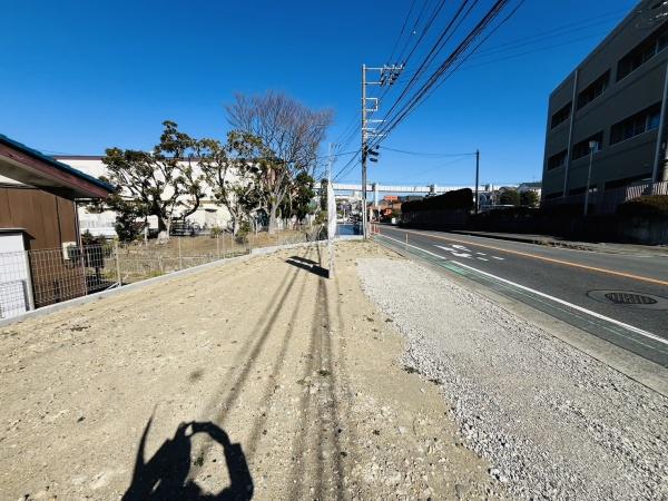 �_�ސ쌧���q�s�����q1���ڂ̐V�z��ˌ��Ă̑O�ʓ��H�܂ތ��n�ʐ^