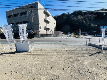 �_�ސ쌧���q�s�����q1���ڂ̐V�z��ˌ��Ă̑O�ʓ��H�܂ތ��n�ʐ^