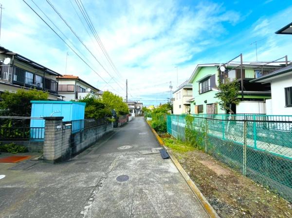 �_�ސ쌧�ɐ����s����4���ڂ̓y�n�̑O�ʓ��H�܂ތ��n�ʐ^