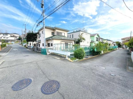 �_�ސ쌧�ɐ����s����4���ڂ̓y�n�̑O�ʓ��H�܂ތ��n�ʐ^