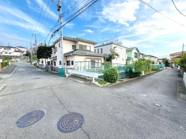 �_�ސ쌧�ɐ����s����4���ڂ̓y�n�̑O�ʓ��H�܂ތ��n�ʐ^