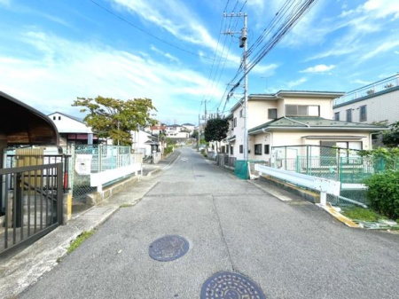 �_�ސ쌧�ɐ����s����4���ڂ̓y�n�̑O�ʓ��H�܂ތ��n�ʐ^