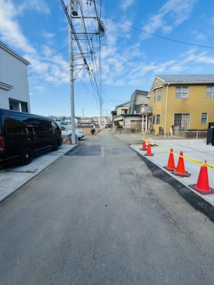 �_�ސ쌧������s�����̐V�z��ˌ��Ă̑O�ʓ��H�܂ތ��n�ʐ^