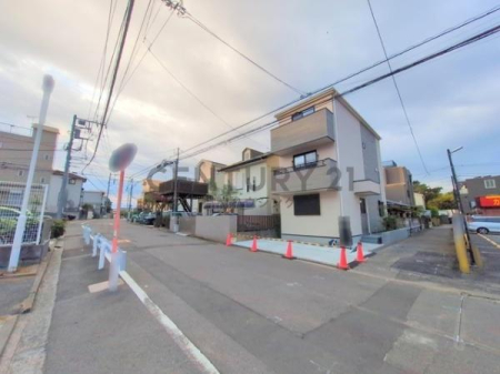 �_�ސ쌧����s�ғ����C��1���ڂ̐V�z��ˌ��Ă̑O�ʓ��H�܂ތ��n�ʐ^