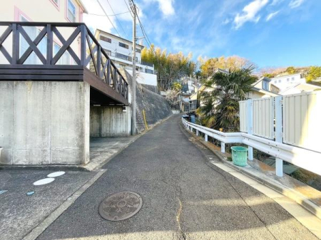 �_�ސ쌧����s����3���ڂ̒��È�ˌ��Ă̑O�ʓ��H�܂ތ��n�ʐ^