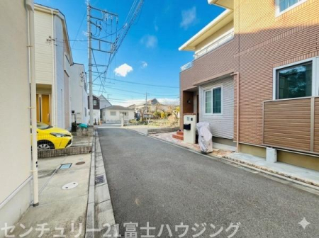 �_�ސ쌧�����S���쒬��V�{8���ڂ̒��È�ˌ��Ă̑O�ʓ��H�܂ތ��n�ʐ^