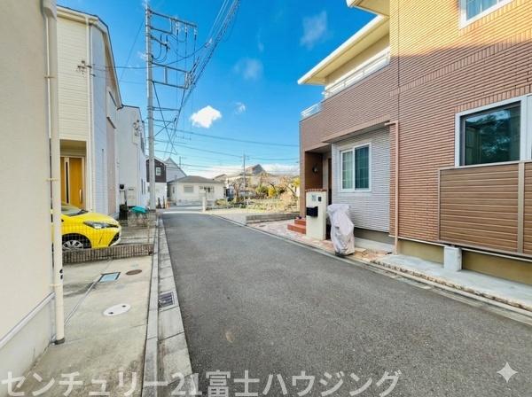 �_�ސ쌧�����S���쒬��V�{8���ڂ̒��È�ˌ��Ă̑O�ʓ��H�܂ތ��n�ʐ^