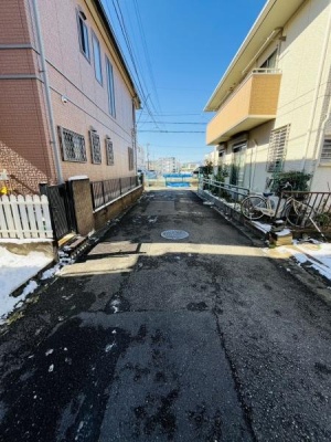 �_�ސ쌧������s���c4���ڂ̒��È�ˌ��Ă̑O�ʓ��H�܂ތ��n�ʐ^