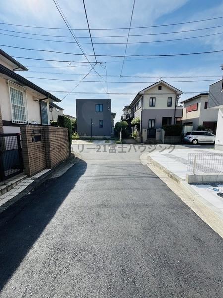 �_�ސ쌧������s���c3���ڂ̐V�z��ˌ��Ă̑O�ʓ��H�܂ތ��n�ʐ^