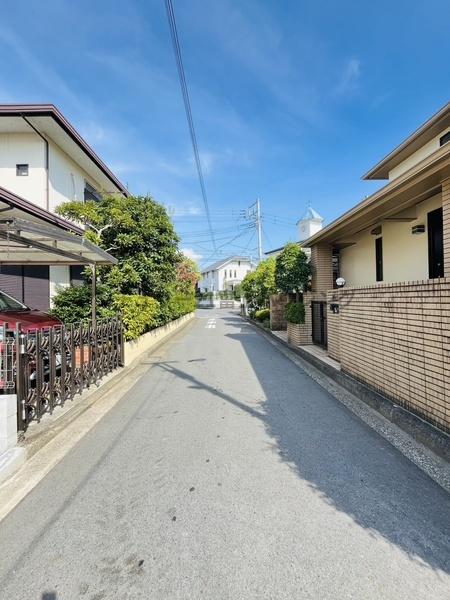 �_�ސ쌧������s���c3���ڂ̐V�z��ˌ��Ă̑O�ʓ��H�܂ތ��n�ʐ^