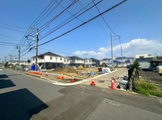 �_�ސ쌧����s�ғ�������1���ڂ̐V�z��ˌ��Ă̑O�ʓ��H�܂ތ��n�ʐ^