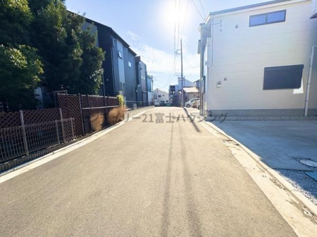 �_�ސ쌧������s���c1���ڂ̐V�z��ˌ��Ă̑O�ʓ��H�܂ތ��n�ʐ^