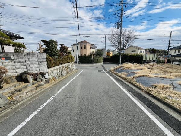 �_�ސ쌧����s�ΐ�2���ڂ̓y�n�̑O�ʓ��H�܂ތ��n�ʐ^