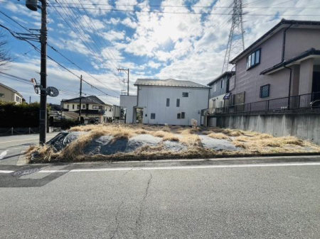 �_�ސ쌧����s�ΐ�2���ڂ̓y�n�̑O�ʓ��H�܂ތ��n�ʐ^