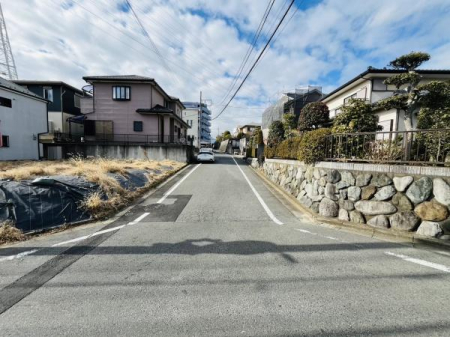 �_�ސ쌧����s�ΐ�2���ڂ̓y�n�̑O�ʓ��H�܂ތ��n�ʐ^