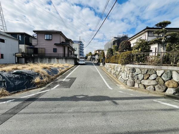 �_�ސ쌧����s�ΐ�2���ڂ̓y�n�̑O�ʓ��H�܂ތ��n�ʐ^