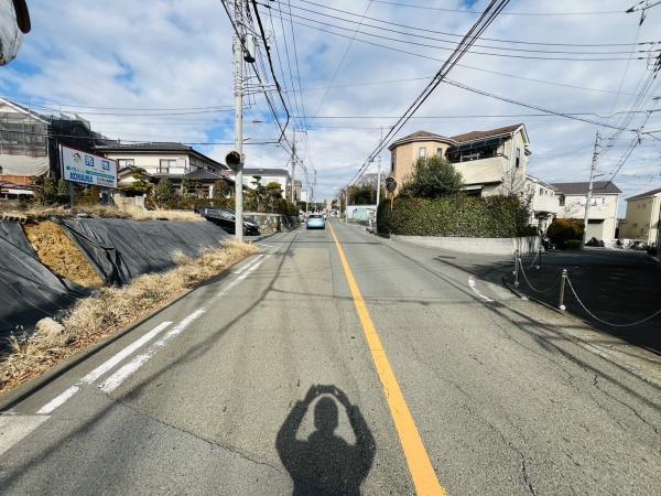 �_�ސ쌧����s�ΐ�2���ڂ̓y�n�̑O�ʓ��H�܂ތ��n�ʐ^