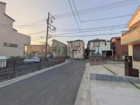 �_�ސ쌧����s�ғ�������1���ڂ̐V�z��ˌ��Ă̑O�ʓ��H�܂ތ��n�ʐ^