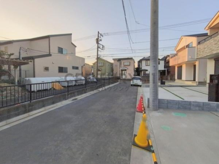 �_�ސ쌧����s�ғ�������1���ڂ̐V�z��ˌ��Ă̑O�ʓ��H�܂ތ��n�ʐ^