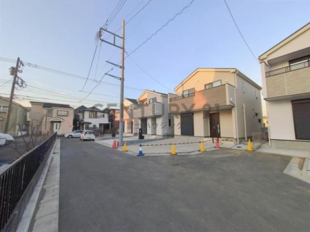 �_�ސ쌧����s�ғ�������1���ڂ̐V�z��ˌ��Ă̑O�ʓ��H�܂ތ��n�ʐ^