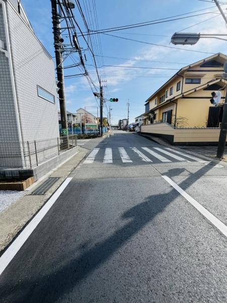 �_�ސ쌧������s����4���ڂ̐V�z��ˌ��Ă̑O�ʓ��H�܂ތ��n�ʐ^