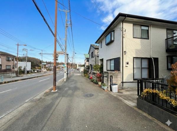 �_�ސ쌧����s���ؑ�2���ڂ̒��È�ˌ��Ă̑O�ʓ��H�܂ތ��n�ʐ^