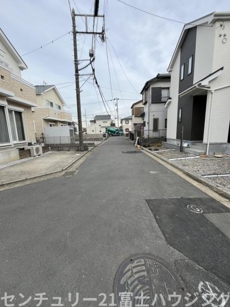 �_�ސ쌧������s����4���ڂ̐V�z��ˌ��Ă̑O�ʓ��H�܂ތ��n�ʐ^