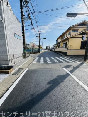 �_�ސ쌧������s����4���ڂ̐V�z��ˌ��Ă̑O�ʓ��H�܂ތ��n�ʐ^