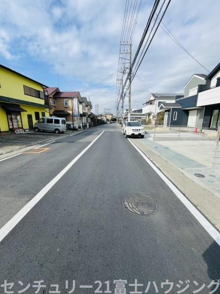 �_�ސ쌧������s����4���ڂ̐V�z��ˌ��Ă̑O�ʓ��H�܂ތ��n�ʐ^