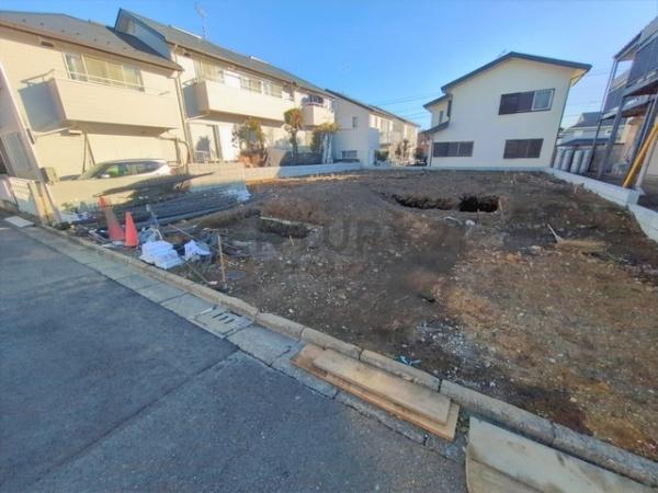 �_�ސ쌧����s�Ó��6���ڂ̐V�z��ˌ��Ă̑O�ʓ��H�܂ތ��n�ʐ^