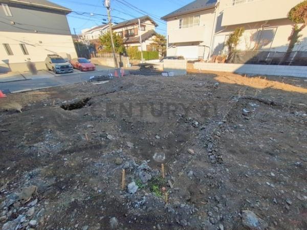 �_�ސ쌧����s�Ó��6���ڂ̐V�z��ˌ��Ă̑O�ʓ��H�܂ތ��n�ʐ^