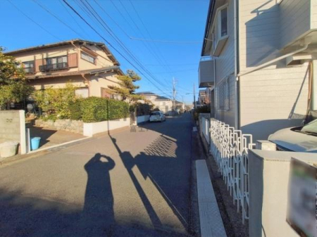 �_�ސ쌧����s�Ó��6���ڂ̐V�z��ˌ��Ă̑O�ʓ��H�܂ތ��n�ʐ^