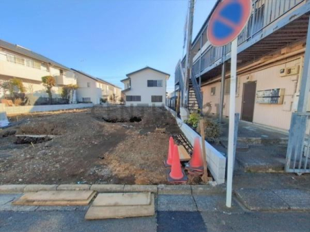 �_�ސ쌧����s�Ó��6���ڂ̐V�z��ˌ��Ă̑O�ʓ��H�܂ތ��n�ʐ^