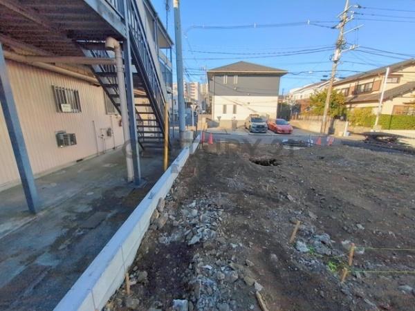 �_�ސ쌧����s�Ó��6���ڂ̐V�z��ˌ��Ă̑O�ʓ��H�܂ތ��n�ʐ^