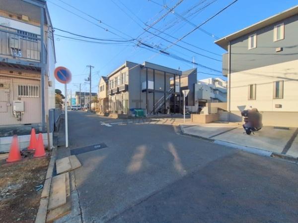 �_�ސ쌧����s�Ó��6���ڂ̐V�z��ˌ��Ă̑O�ʓ��H�܂ތ��n�ʐ^