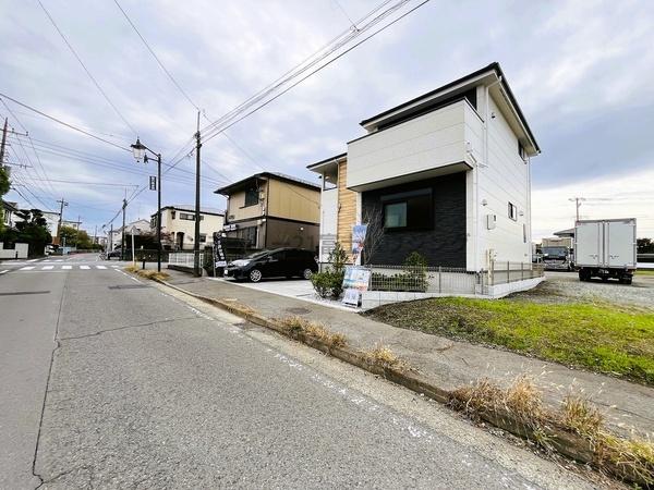 �_�ސ쌧����s���̐V�z��ˌ��Ă̑O�ʓ��H�܂ތ��n�ʐ^