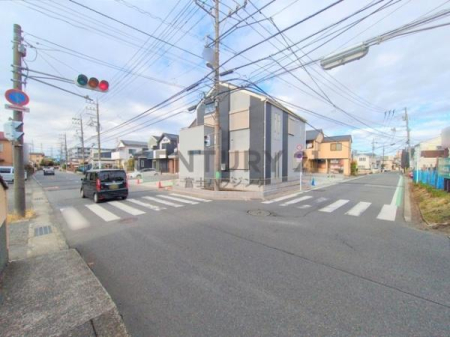 �_�ސ쌧������s����4���ڂ̐V�z��ˌ��Ă̑O�ʓ��H�܂ތ��n�ʐ^