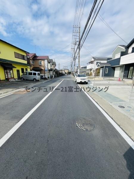 �_�ސ쌧������s����4���ڂ̐V�z��ˌ��Ă̑O�ʓ��H�܂ތ��n�ʐ^