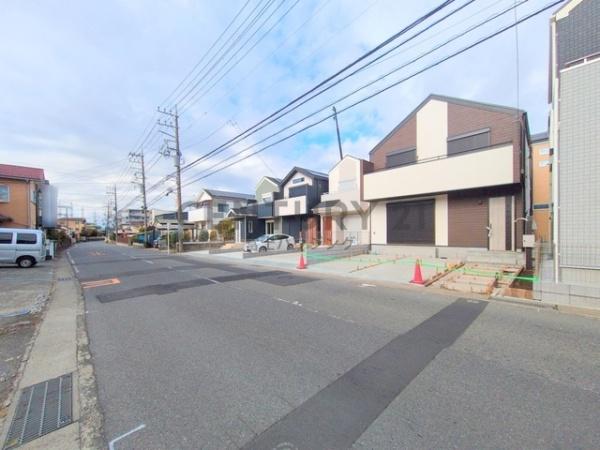 �_�ސ쌧������s����4���ڂ̐V�z��ˌ��Ă̑O�ʓ��H�܂ތ��n�ʐ^