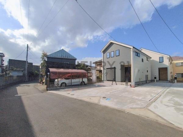 �_�ސ쌧������s�����u�̐V�z��ˌ��Ă̑O�ʓ��H�܂ތ��n�ʐ^