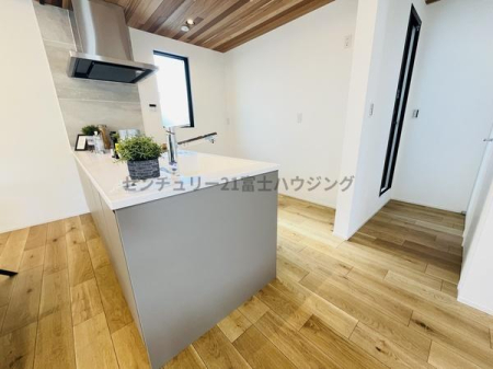 �_�ސ쌧������s�l�|4���ڂ̐V�z��ˌ��ẴL�b�`��