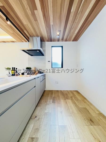 �_�ސ쌧������s�l�|4���ڂ̐V�z��ˌ��ẴL�b�`��