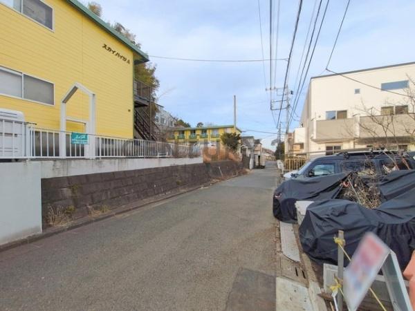 �_�ސ쌧����s�勘�̐V�z��ˌ��Ă̑O�ʓ��H�܂ތ��n�ʐ^