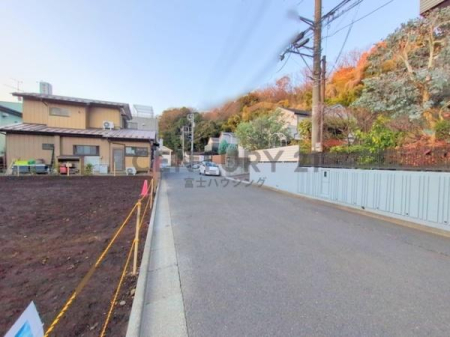 �_�ސ쌧����s���̐V�z��ˌ��Ă̑O�ʓ��H�܂ތ��n�ʐ^