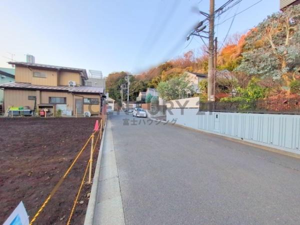 �_�ސ쌧����s���̐V�z��ˌ��Ă̑O�ʓ��H�܂ތ��n�ʐ^