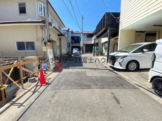 �_�ސ쌧������s���5���ڂ̐V�z��ˌ��Ă̑O�ʓ��H�܂ތ��n�ʐ^