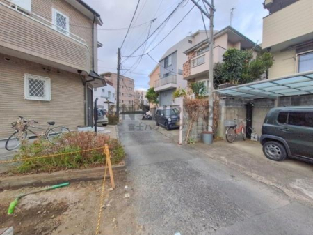 �_�ސ쌧����s���������J1���ڂ̓y�n�̑O�ʓ��H�܂ތ��n�ʐ^